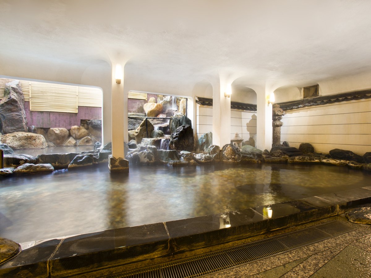 大浴場「瑠璃」：奥出雲産出の7種の巨石が並びます。