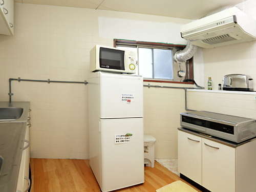 キッチンには電子レンジやIHコンロ、トースターがあり、浄水器や氷のご用意もあります。