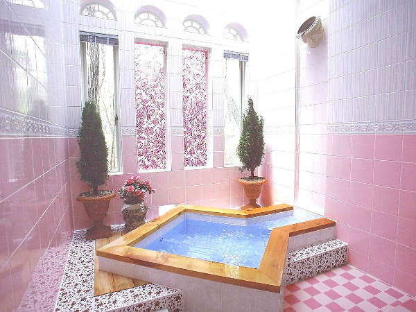 貸切風呂一例。お洒落な作りで人気のウォーターフォールスパ。