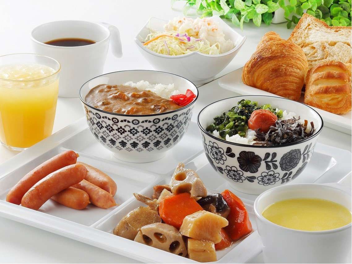 朝食メニュー（日替わり）■カレーや白だし茶漬けなど、おいしい朝食を無料で ご用意しております■