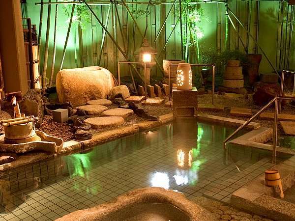 源泉掛け流しの湯量豊富な大浴場「福の湯」屋外庭園風呂と寝湯がございます。