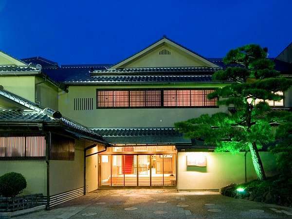 当館入口夜の前景です。