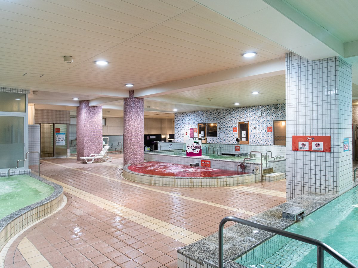 山梨県内最大　14種類の大浴場と4種類のサウナでみなさまをいやします。別に岩盤浴館あり。