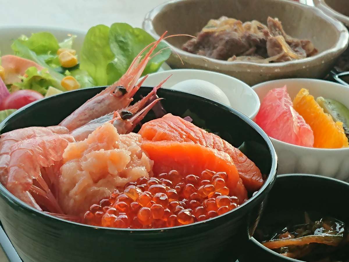 ハプナ朝食：お好みのお刺身等を組み合わせてオリジナルの海の幸丼をお作りいただけます。