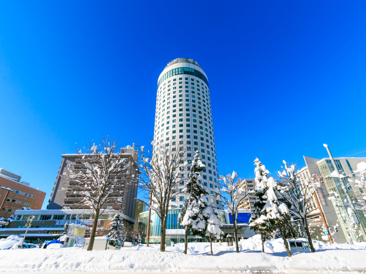 外観（雪景色）雪に包まれた静寂の中、佇む札幌プリンスホテルの温もり。