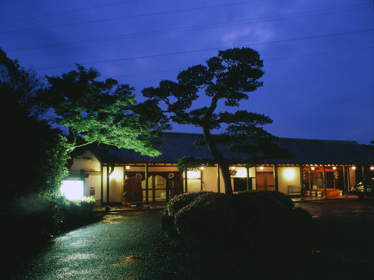 ◆【外観（夜）】JR長崎よりお車で約10分ながら、全室より1000万＄の長崎夜景を一望できます。