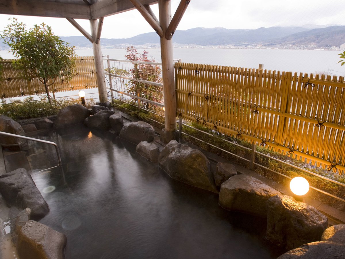 諏訪湖を望む露天風呂。信州の四季を眺めながら湯に浸かる。風が気持ち良い『水華の湯』露天風呂より