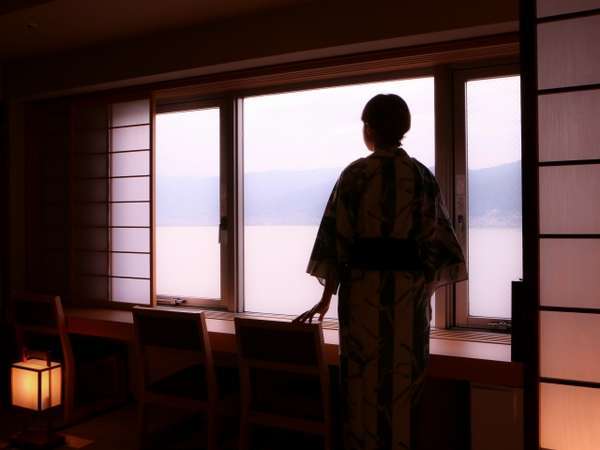 カウンター付きの和室からのんびり諏訪湖を眺む