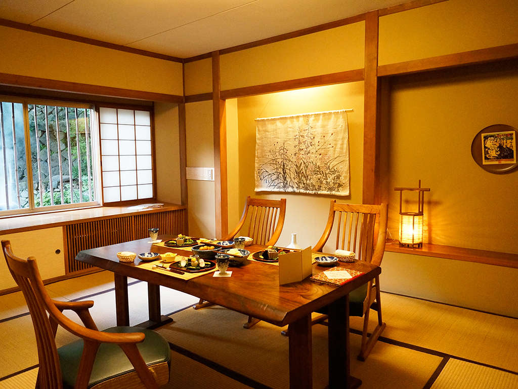 和洋折衷食事処「松風」。畳に洋テーブル、足元もゆったりお食事をお愉しみください。