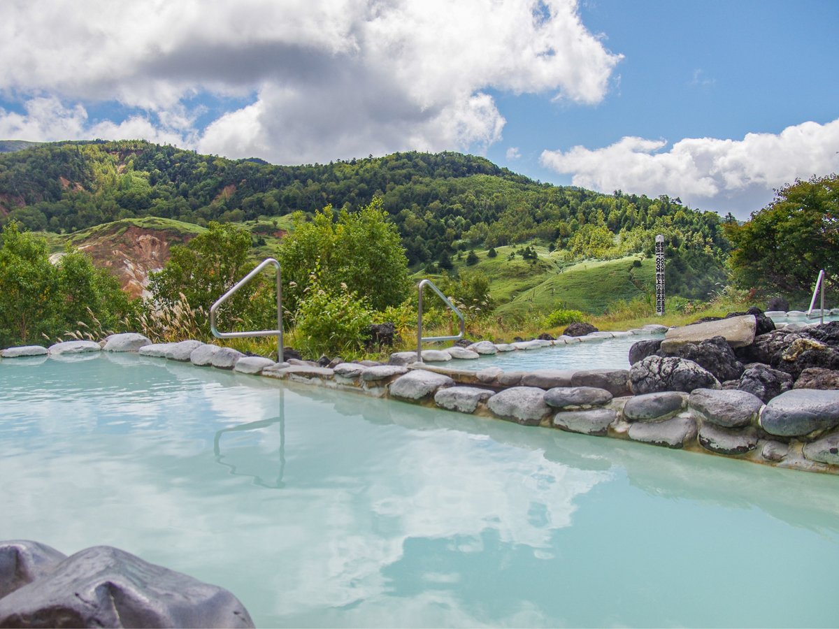 【露天風呂】夏は鮮やかな緑の絶景を眺めながら、極上のにごり湯をご堪能下さい。