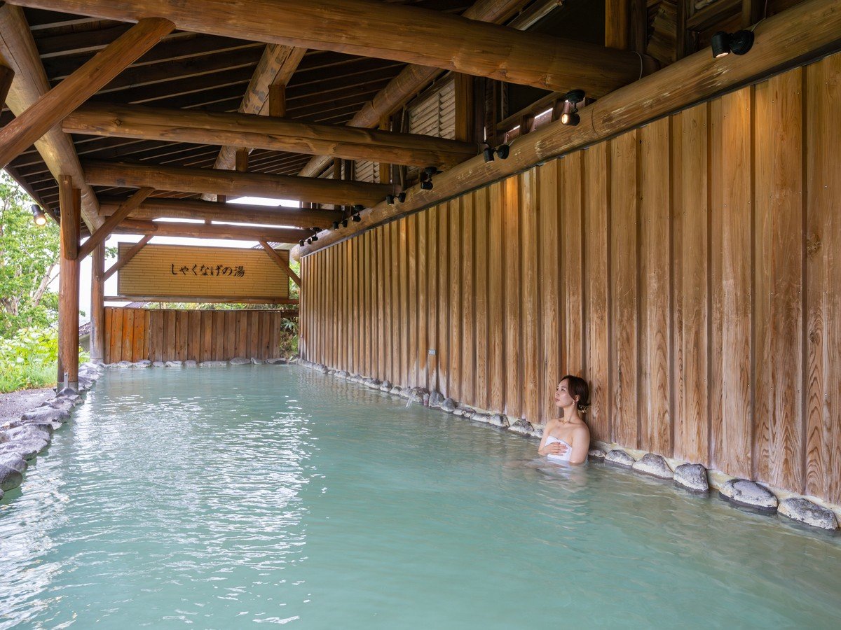 【しゃくなげの湯】木々のぬくもり感じるしゃくなげの湯で心地よいひとときを。※女性専用