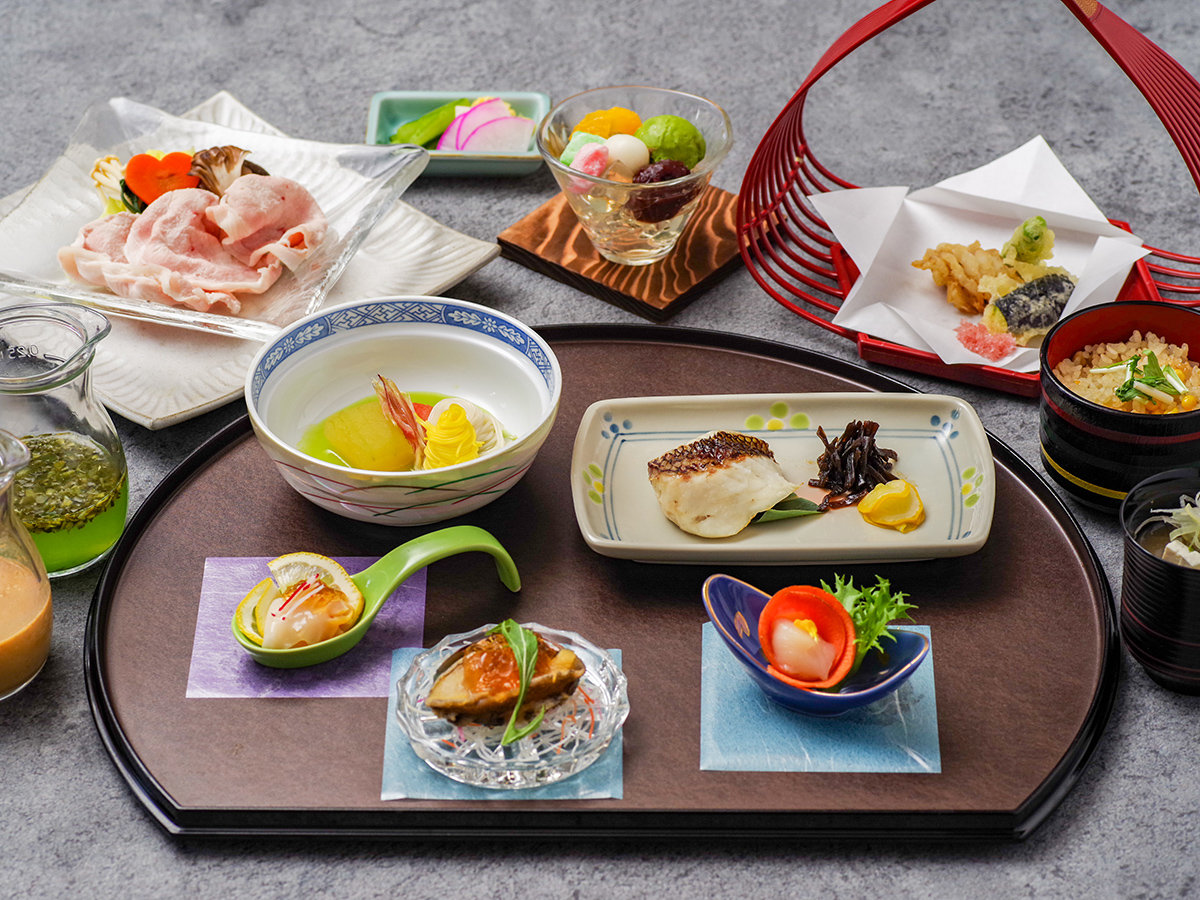 【万座会席】旬の食材が織りなす美味しさを、落ち着いた雰囲気で楽しみながら会話も弾むひとときを。