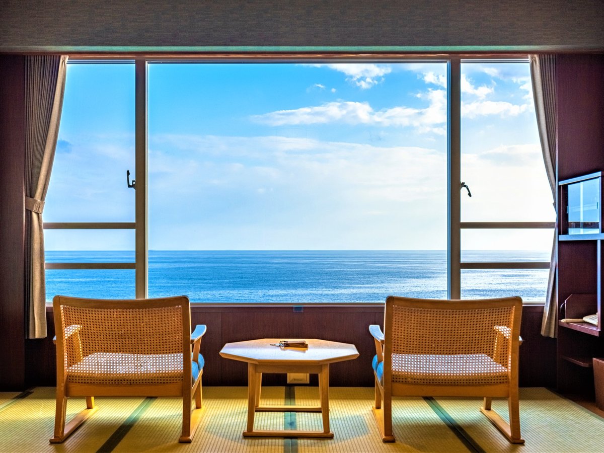 【標準和室10畳】　～窓辺の椅子に座って、ゆったりと海を眺めて…