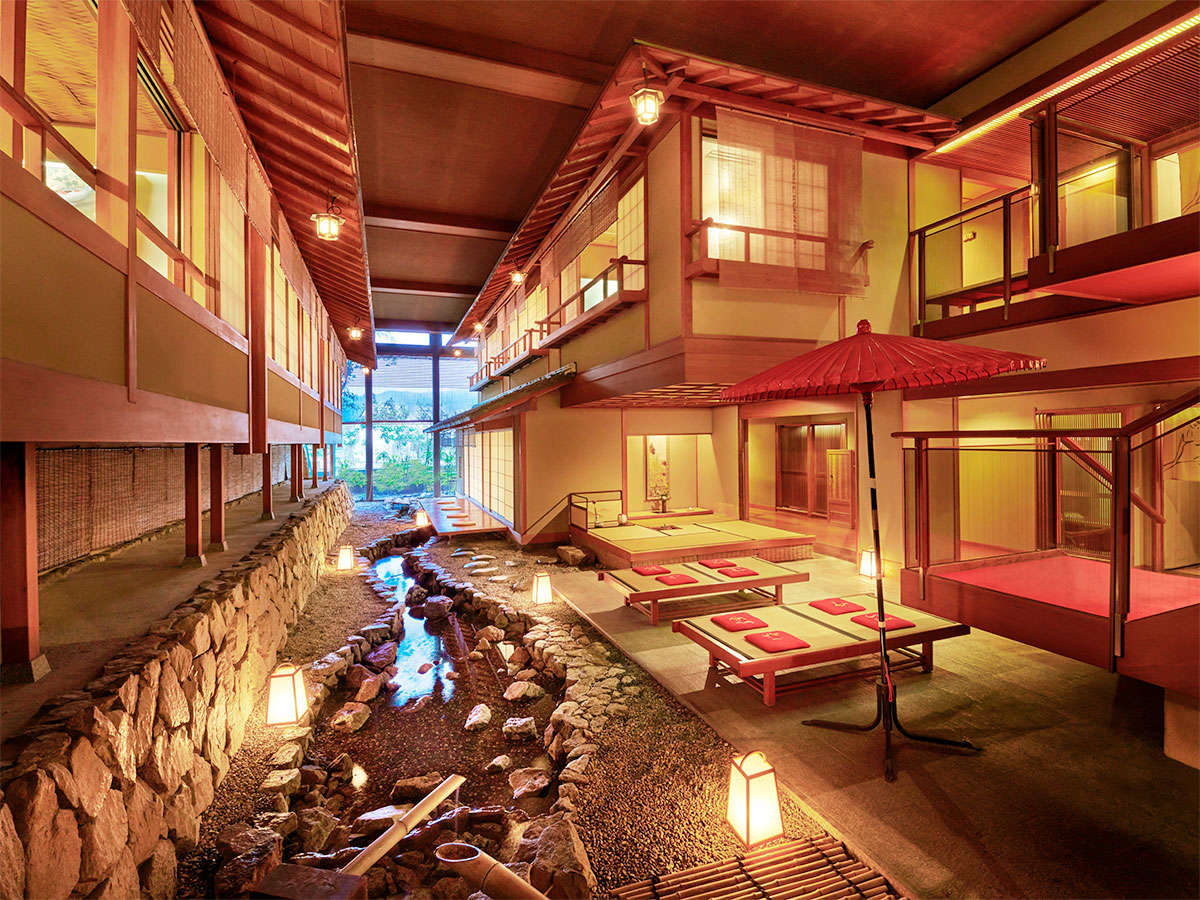 【個室料亭「花筏」】日本建築の父とも仰がれる山本カツ先生の設計による純和風の個室料亭。