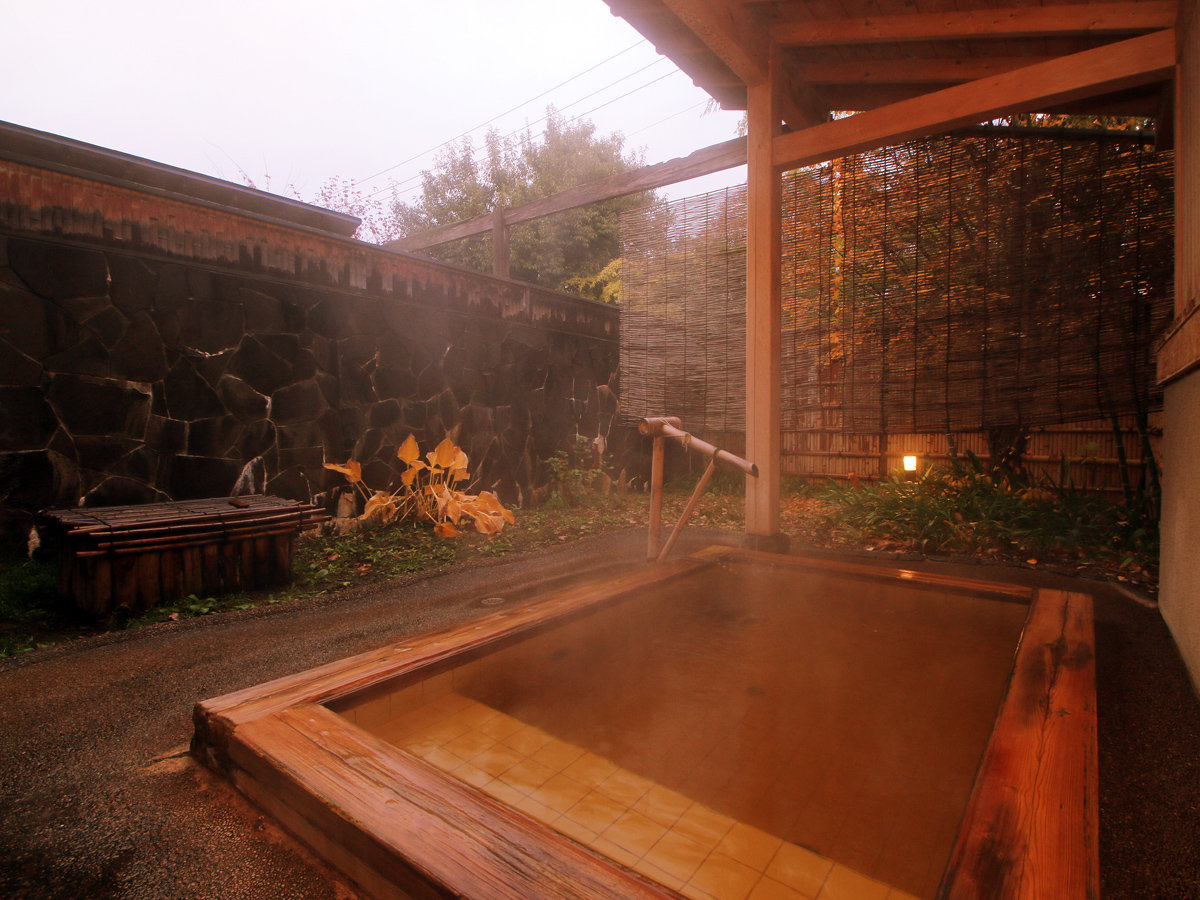 ＃露天風呂～うすべに～／女性用大浴場。移り変わる季節の庭を楽しみながらゆったりと。
