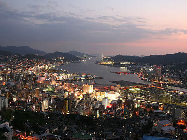 日本三大夜景にあげられる長崎の夜景。刻々と移り変わる幻想的な景色を当館から望めます。