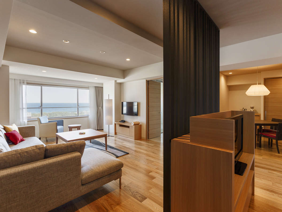 【最上階スイート/ツイン】＜平成モダン＞67平米を誇る客室は柔らかな木の温もりに包まれる贅沢な空間。