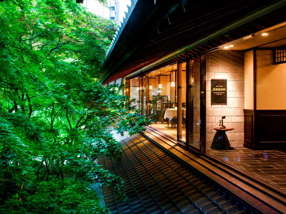 【函館銀座軒】日本庭園に面したレストラン。明るい時間には窓の向こうに爽快な緑をご覧頂けます。