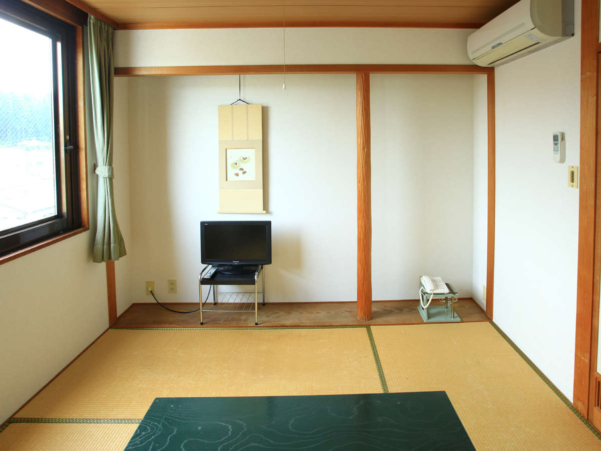【お部屋】シンプルな和室ですが広めでゆったりおくつろぎください。