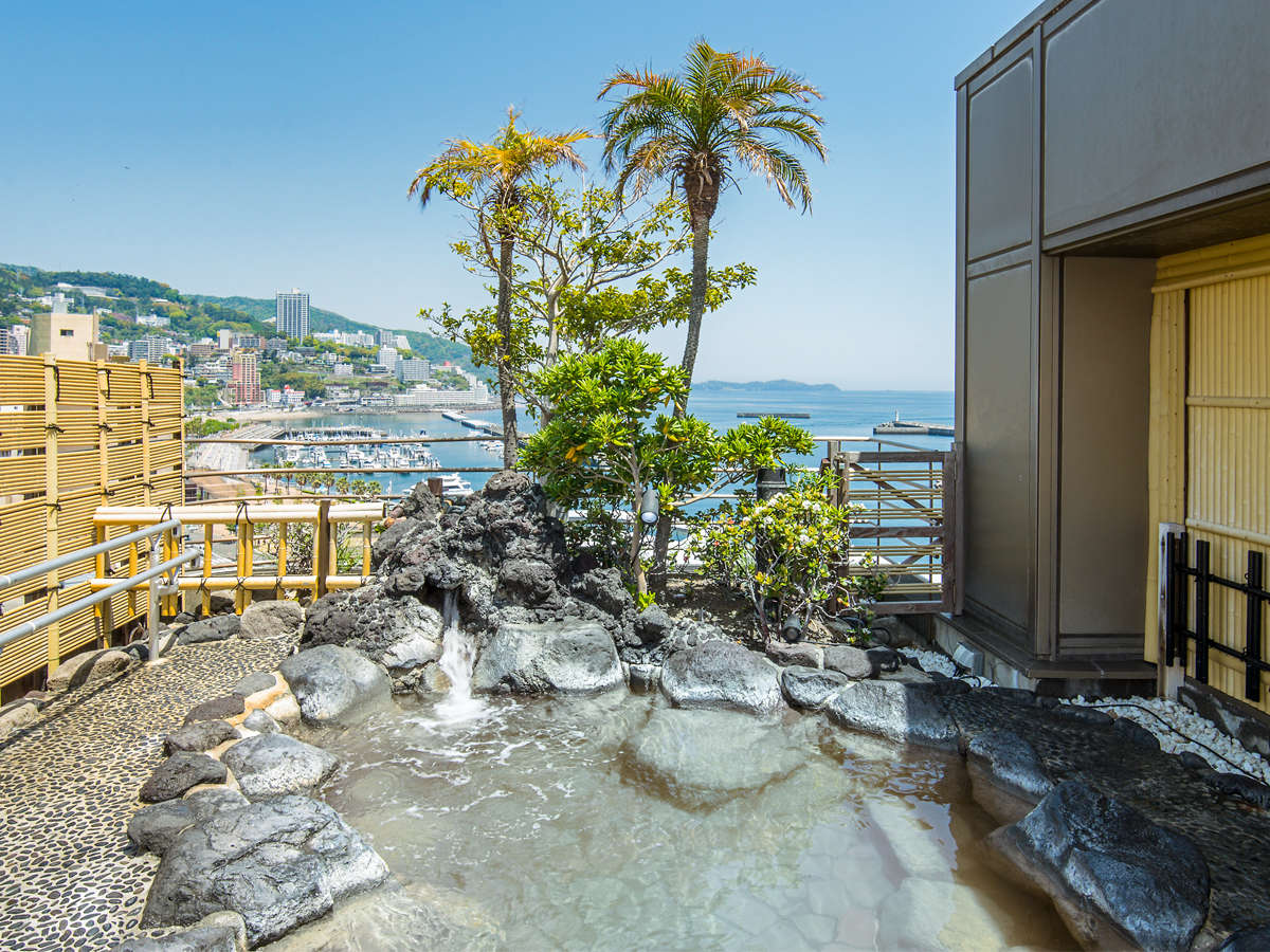 熱海湾を望む開放的な屋上露天風呂