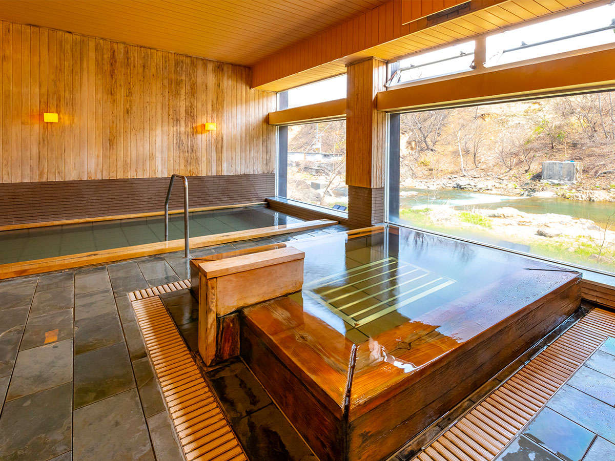 檜風呂は通常の湯舟とジャグジーバスの２タイプがございます。