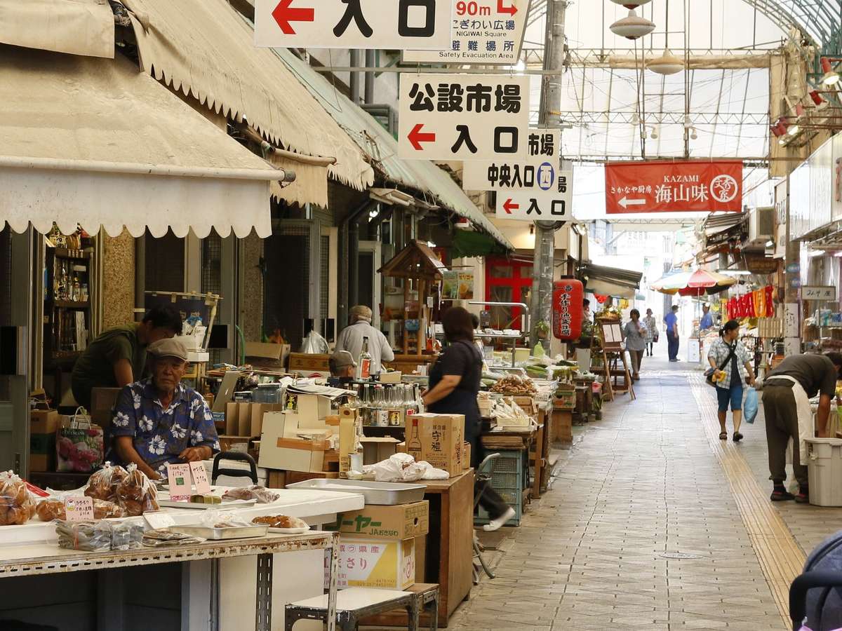 【公設市場】那覇の活気を感じる公設市場。沖縄ならではの食材の購入におススメです