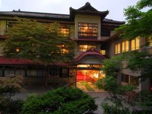 豊かな緑に囲まれた木造三階建｢総けやき｣造りの貴重な建築｢日本温泉遺産を守る会｣認定