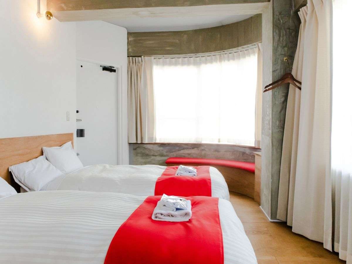世界品質シモンズ製のシングルベッド2台をご用意している3階のお部屋です。