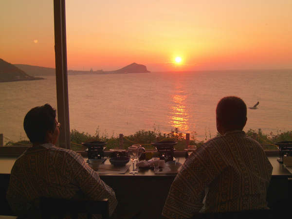 *オーシャンビューのお食事処。夕陽が沈む姿を眺めながらお食事をお楽しみ下さい。