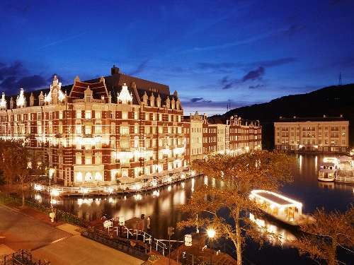 夜はライトアップされ、さらに気品と格調を増す「ホテルヨーロッパ」の外観。