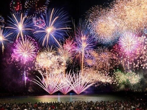 音楽にのせて打ちあがる迫力の花火をお部屋からゆっくりご覧ください(※イメージ)