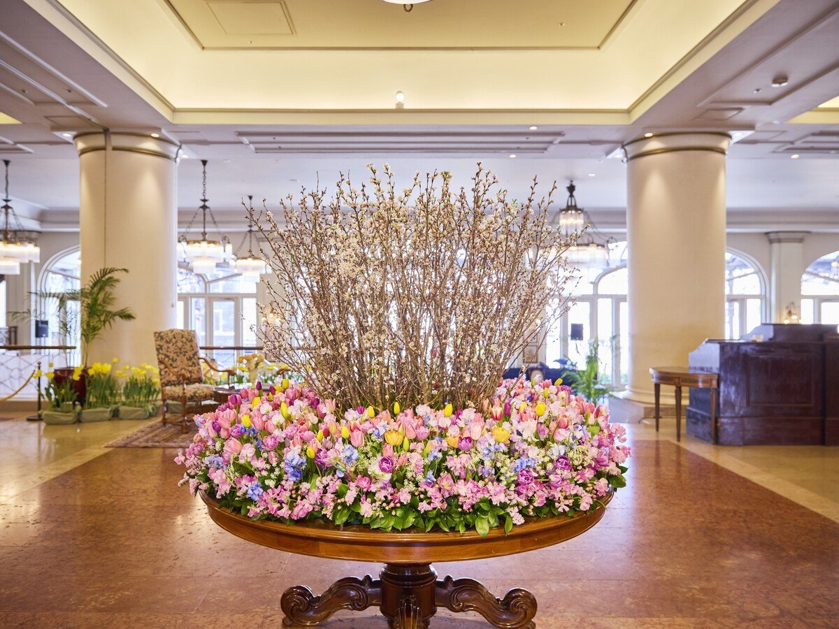 【ホテルロビー】チューリップや桜など春の花々がクラシカルなロビーを彩ります。