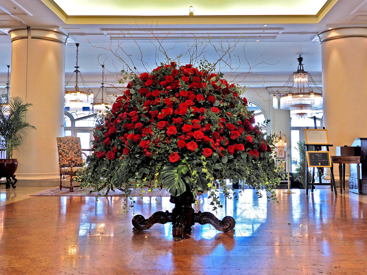 【ホテルロビー】繊細で壮大なバラのフラワーアート