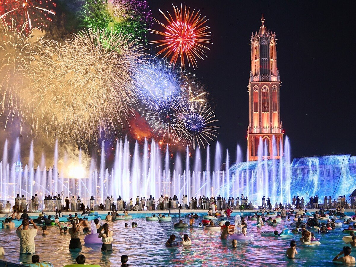 夜は音楽噴水ショーが彩る幻想的なナイトプールを満喫！