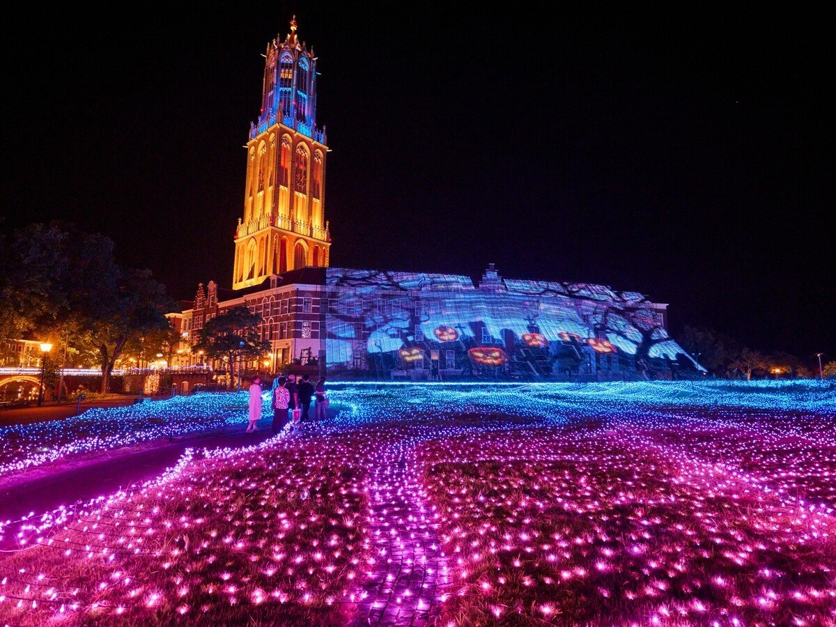 アートガーデンもハロウィンカラーに♪（※昨秋の様子）