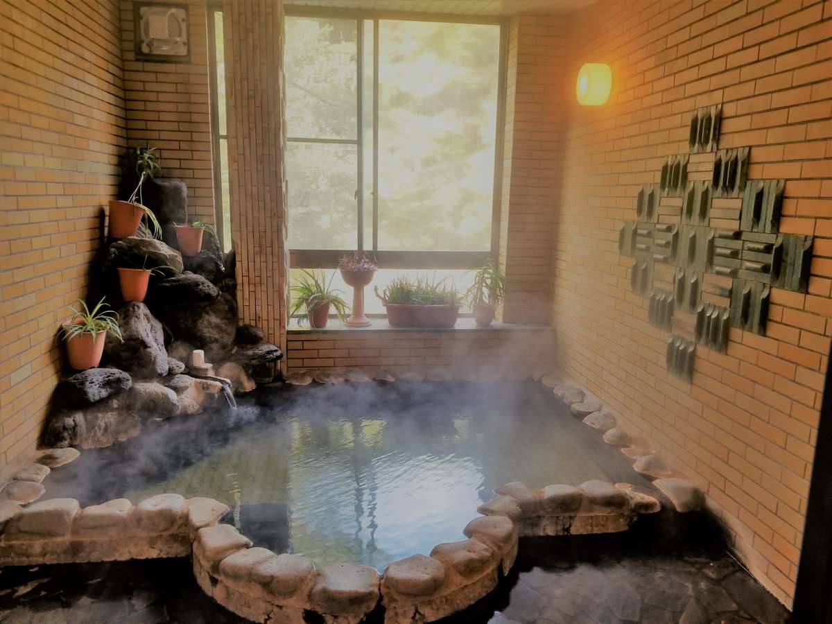 男子岩風呂、源泉かけ流しの自然温泉です。湯温は60度程度ですので、少し熱めなっております。