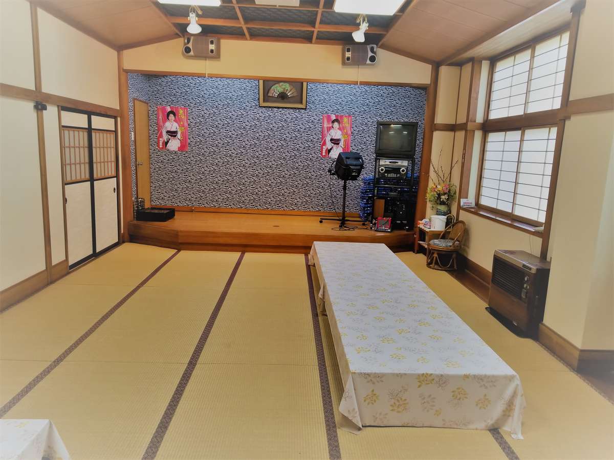 当館のお食事処(宴会場)です。また、通信カラオケを完備しており、楽しいひと時をお楽しみ下さい。