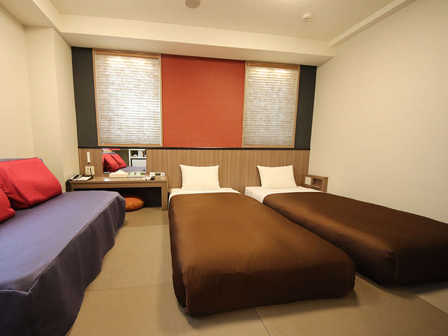 ジャパニーズツインルーム客１７㎡　ソファベッドの付いた畳仕様の客室で最大４名様までご利用可能。