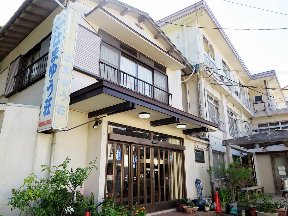 *【外観】「大瀬海水浴場」目の前徒歩0分！日本有数のダイビングスポットすぐ近くの旅館です。