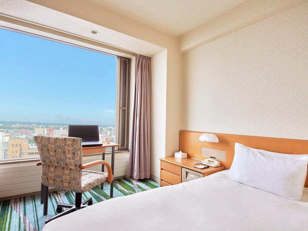 【高層階シングルルーム（15.5㎡）】釧路市街に面し、客室からは朝日や夜景をお楽しみいただけます。