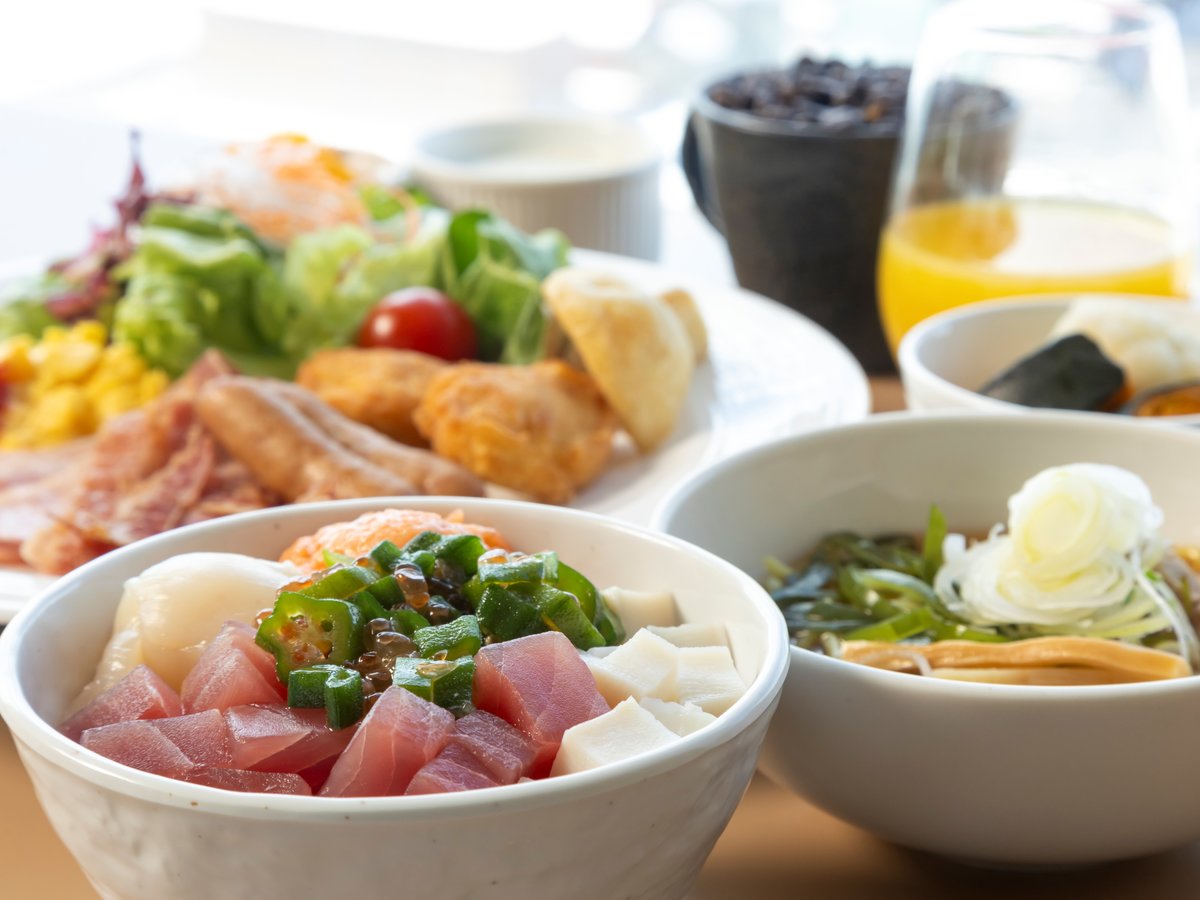 【朝食ブッフェ】港町釧路ならではの海の幸や焼き魚など、地元の味覚が味わえます。