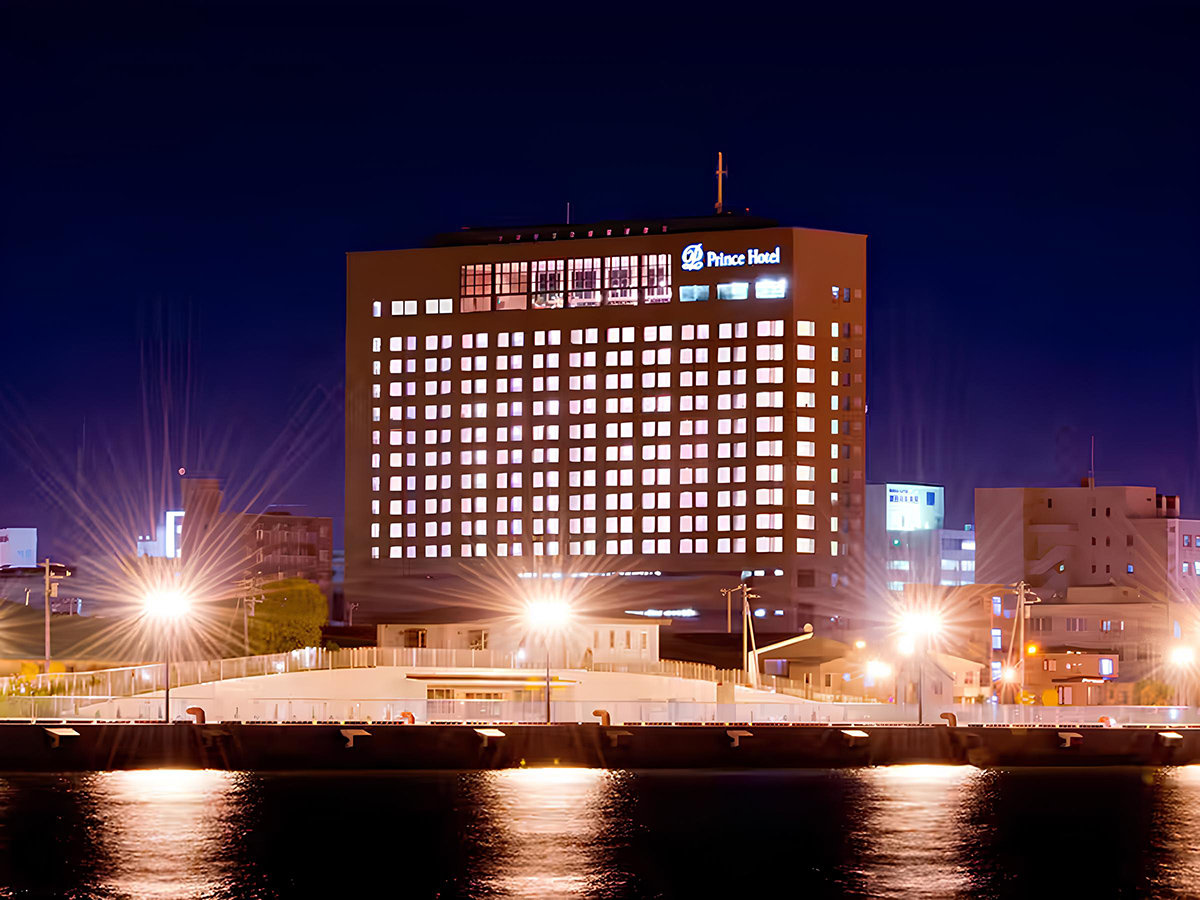 対岸からのプリンスホテル。水面に映る灯りが美しい夜景。