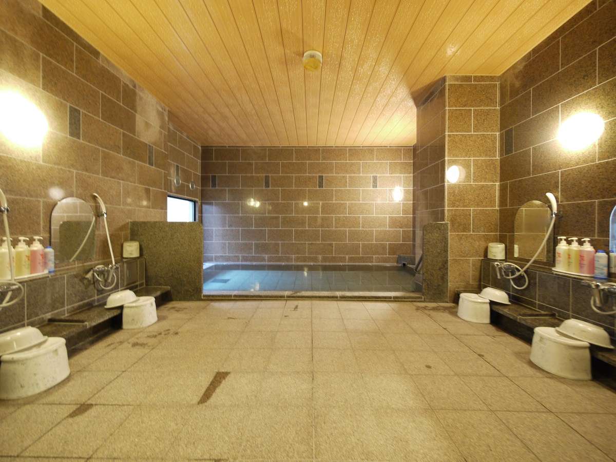 ラジウム人工温泉はのびのびと足を伸ばせます♪(写真は男性浴場)【営業時間：15:00～2:00、5:00～10:00】