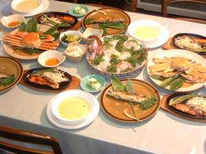 安心してお召し上がり頂ける旬の海の幸や、地元の山の幸のご夕食(例)。