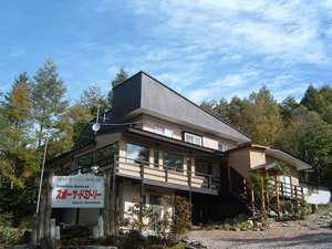 蓼科牧場(白樺高原国際スキー場)まで徒歩1分。女神湖まで徒歩10分、宿泊に好立地な当館!
