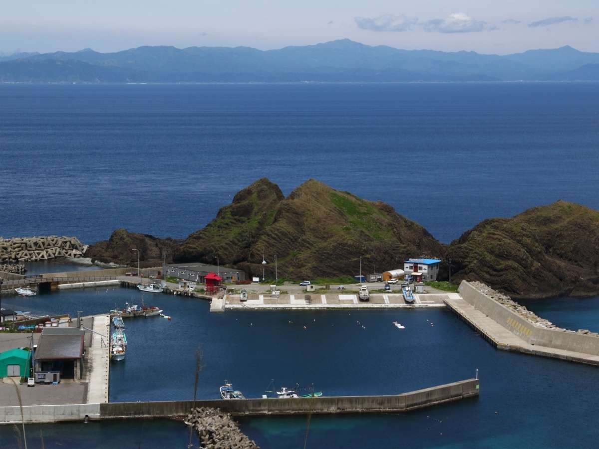 ホテル眼下に望む漁港と北海道