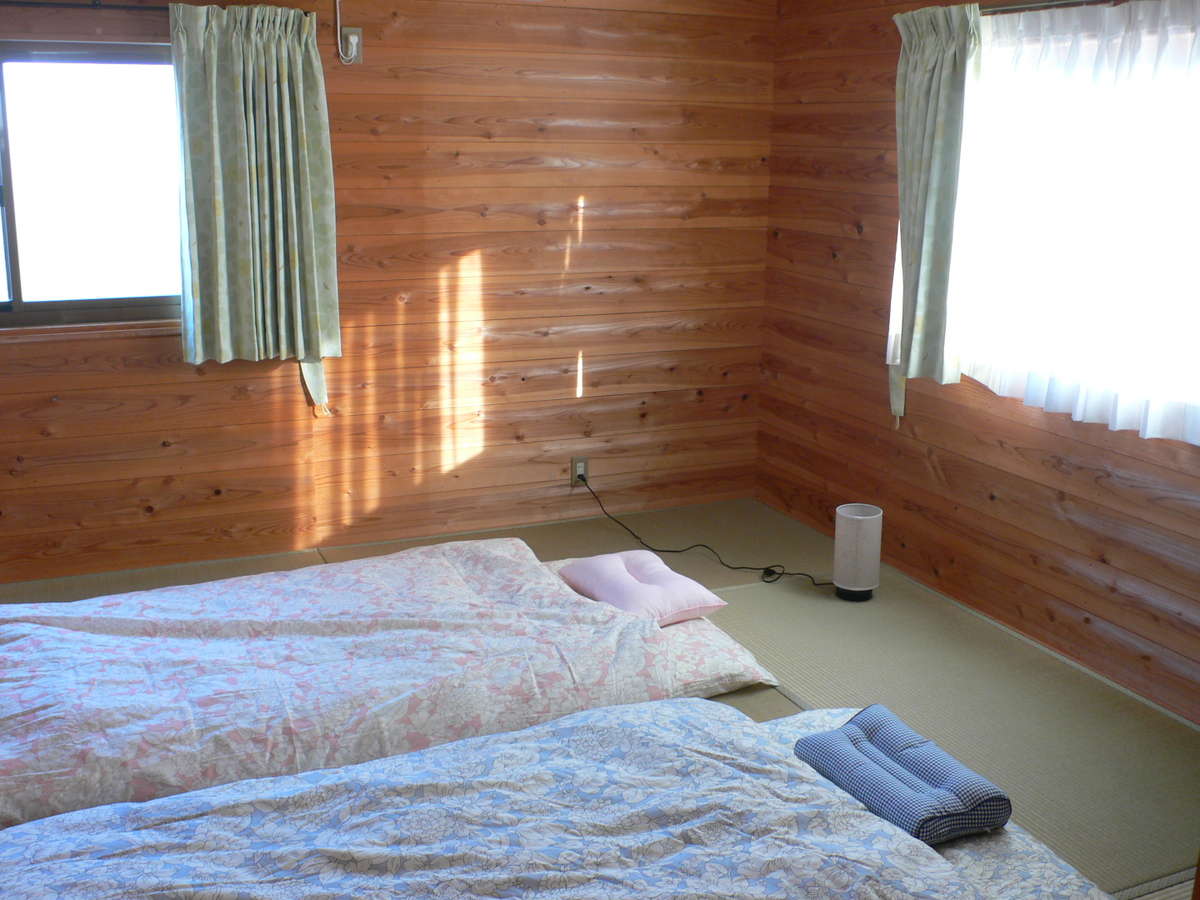 寝室です。布団を4枚敷くことができます。We can prepare 4 sets of futons.