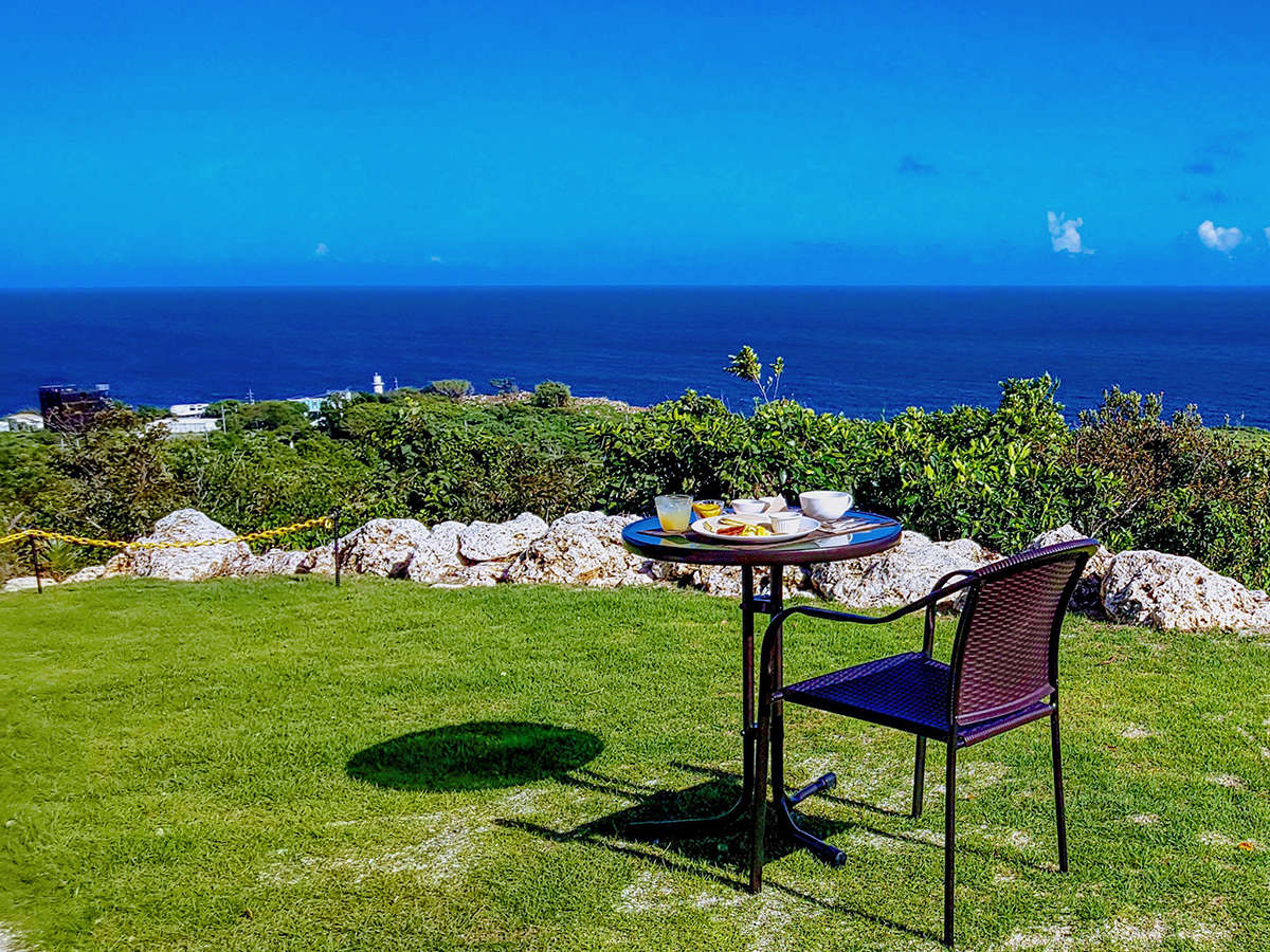 広大な海が望めるガーデンで、古宇利ブルーの絶景を眺めながらのんびり朝食を。