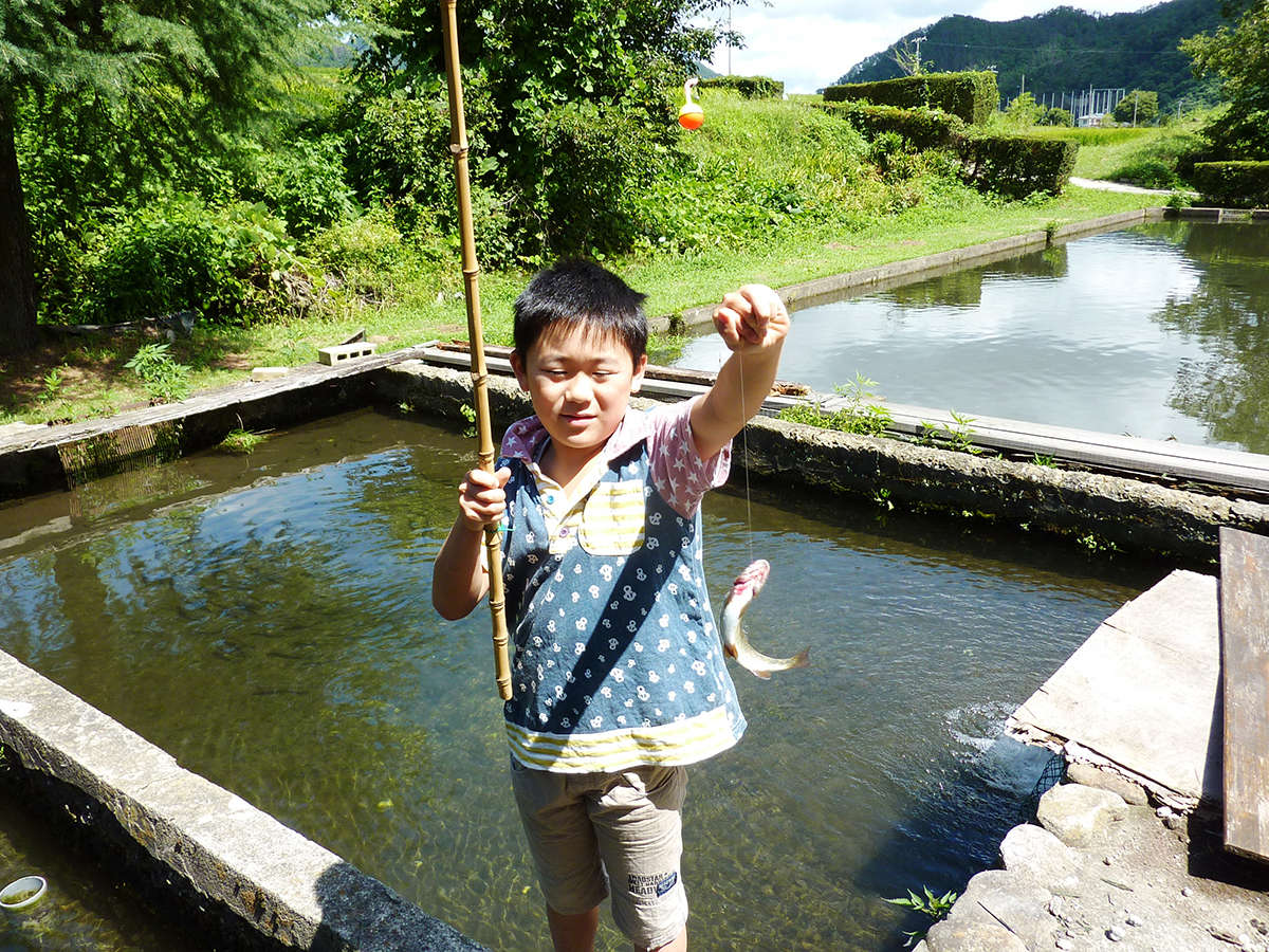 ◆【施設】釣り堀。お子様も楽しみ釣りができます