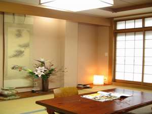 写真の客室は4名様用です。ご利用人数により部屋の大きさが異なります。何卒ご了承下さい。